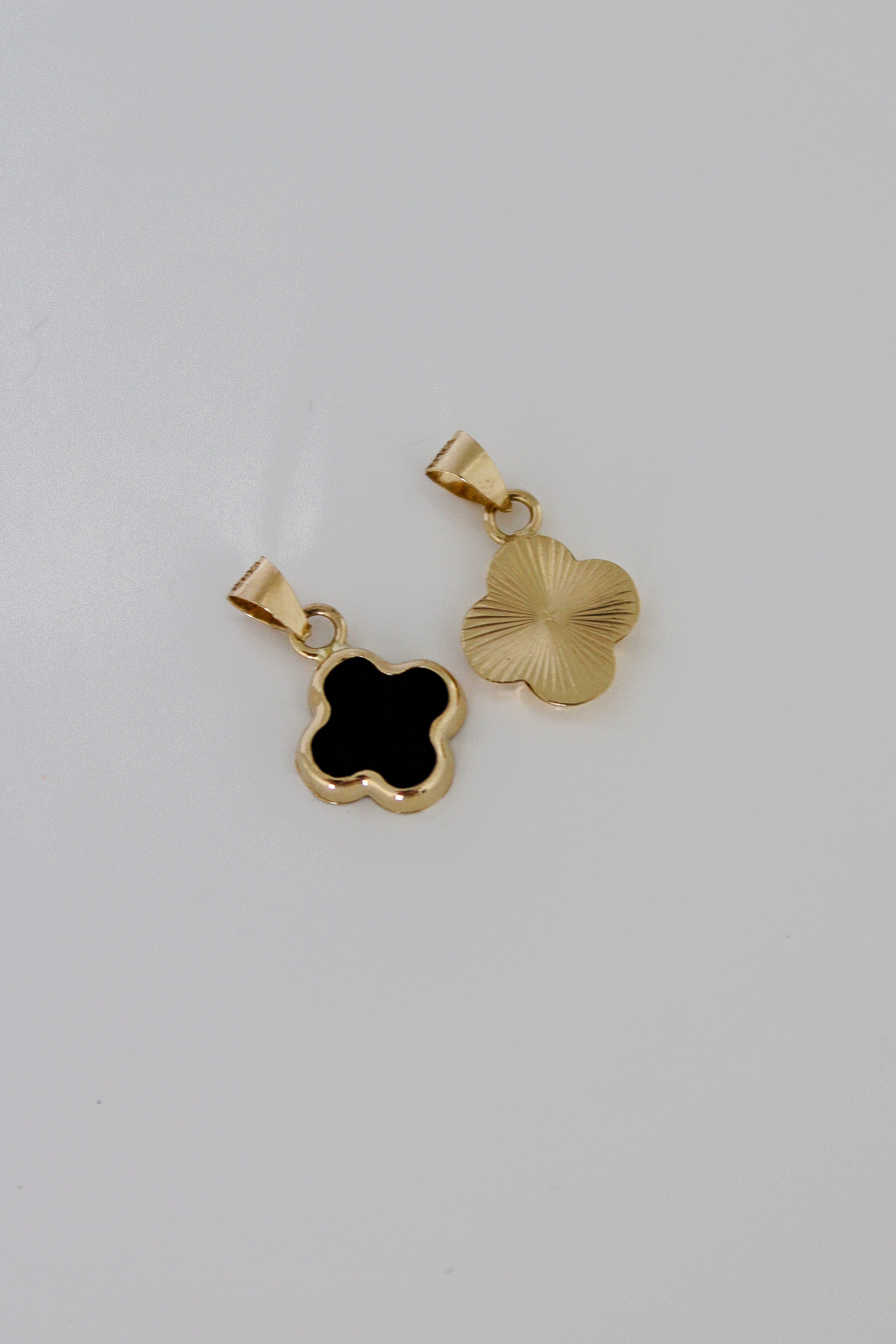 “Pearl & Noir Clover” Charm – Solid Gold