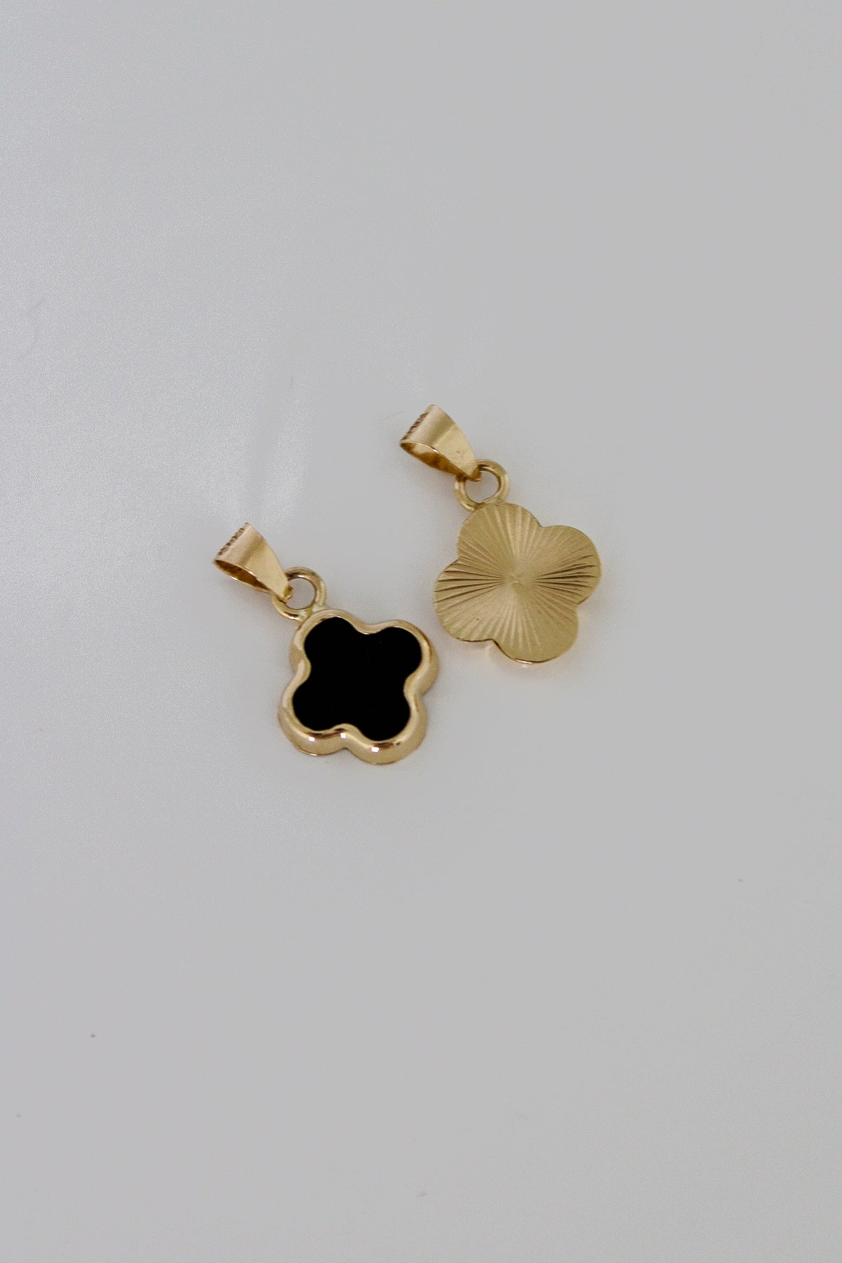 “Pearl & Noir Clover” Charm – Solid Gold