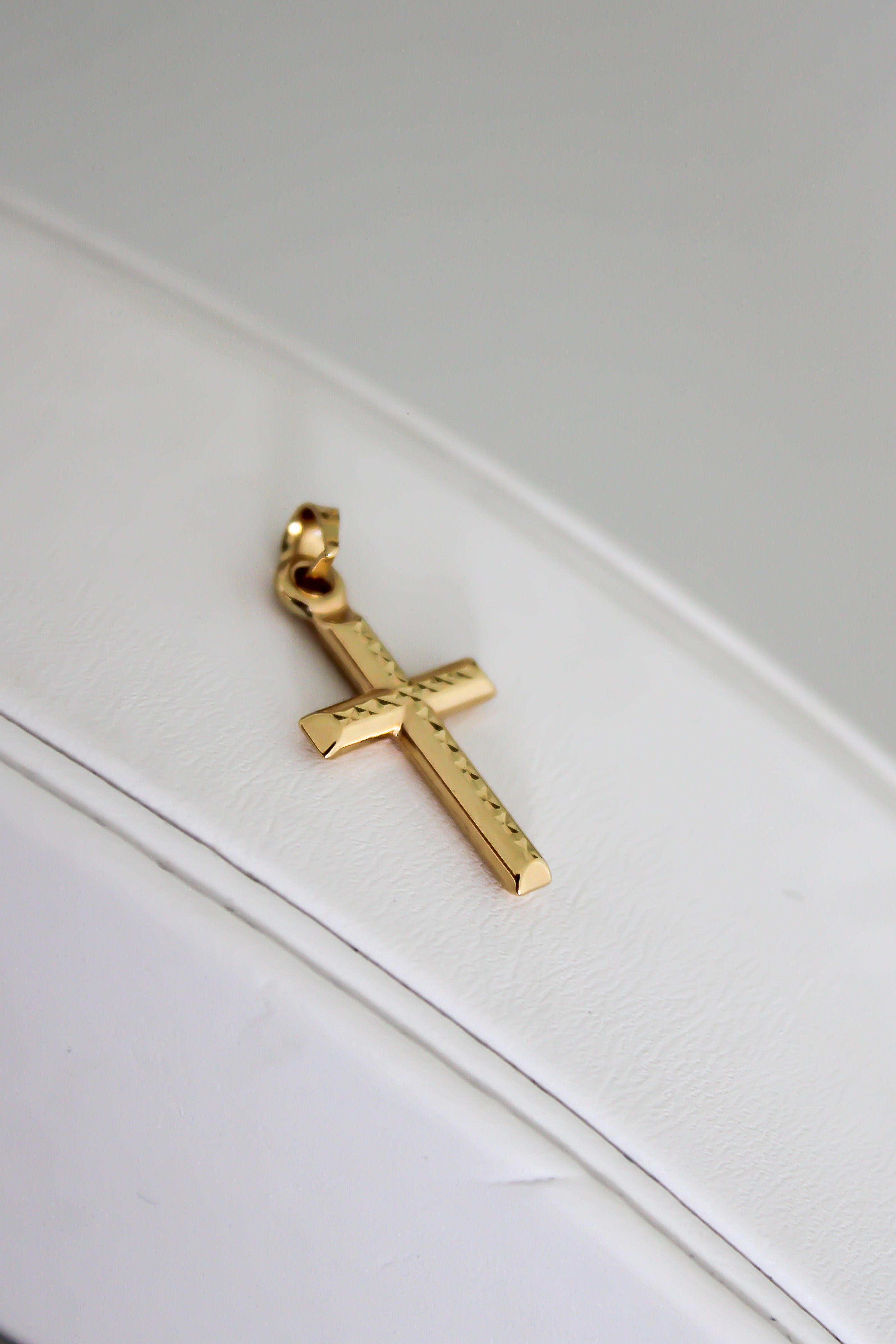 “Diamond-Cut Cross” Pendant – 14k Solid Gold