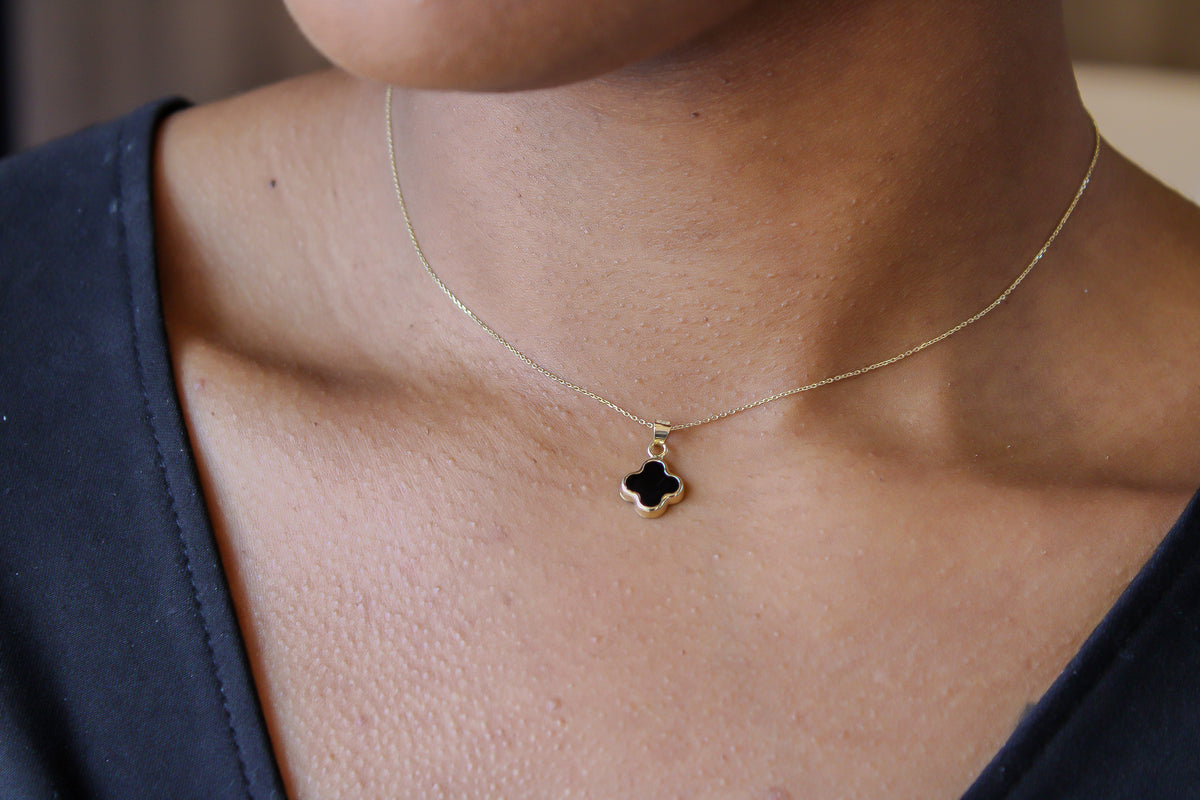 “Pearl & Noir Clover” Charm – Solid Gold