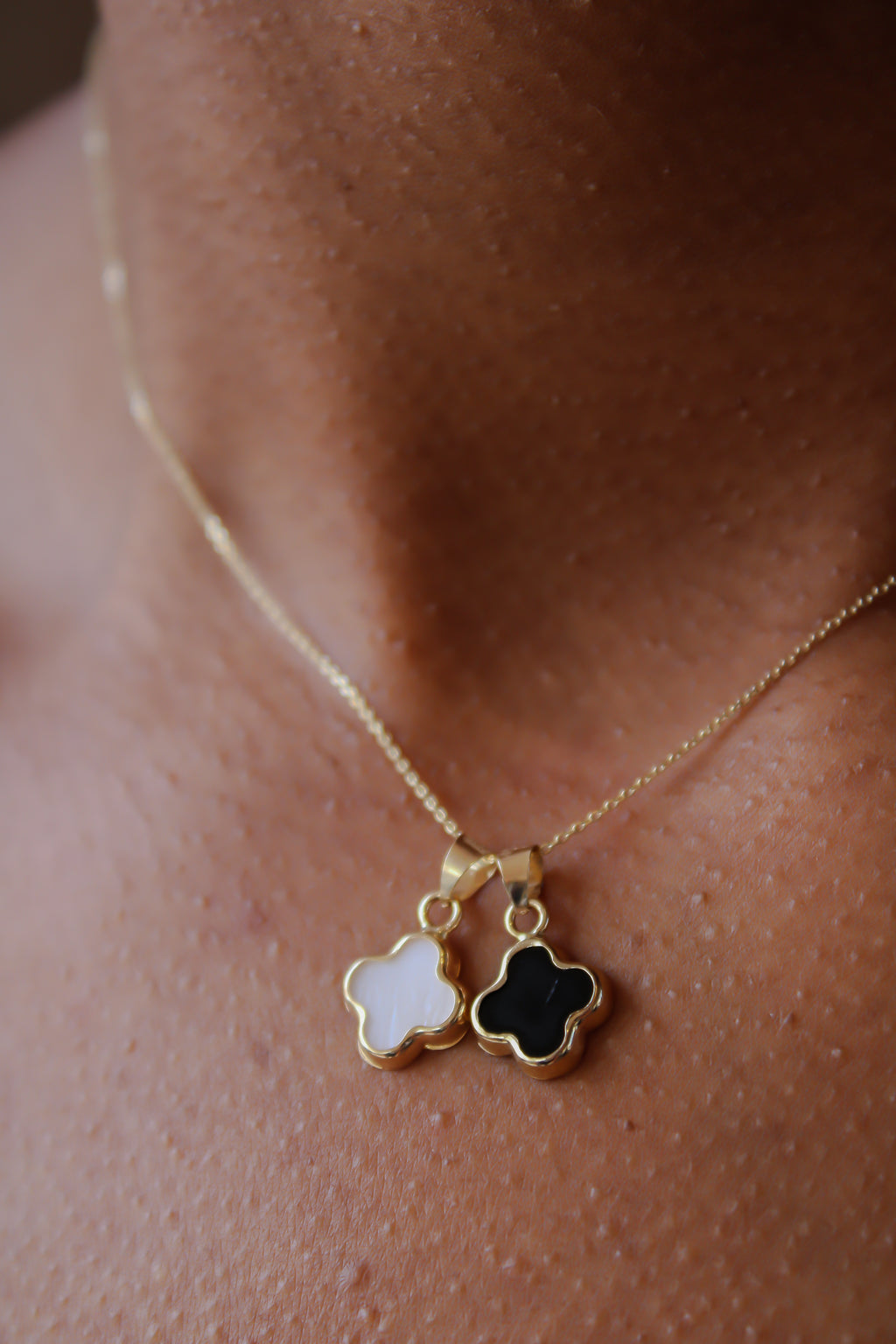 “Pearl & Noir Clover” Charm – Solid Gold