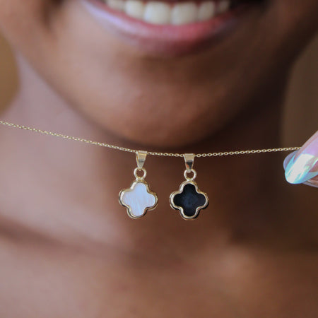 “Pearl & Noir Clover” Charm – Solid Gold